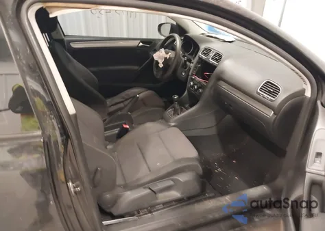 2010 Volkswagen Golf 2-Door z USA, uszkodzony, nr VIN WVWAA7AJ0AW093022